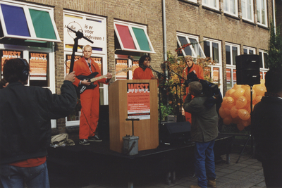 605953 Afbeelding van het optreden van een bandje tijdens de feestelijke opening van het mediacentrum van omroep Media ...